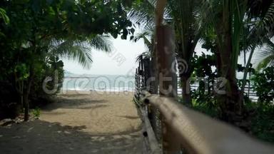 热带岛屿上的竹竿围栏。 白色沙滩，棕榈色海岸。